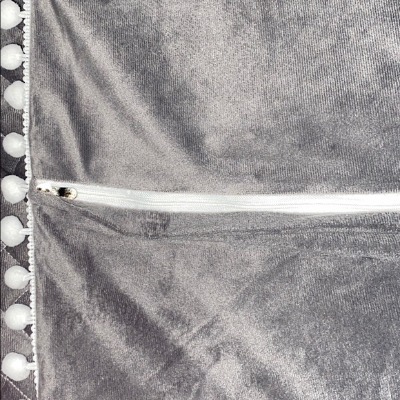 Pillow covers Set of 2 gray w pompoms king soft - Picture 2 of 2